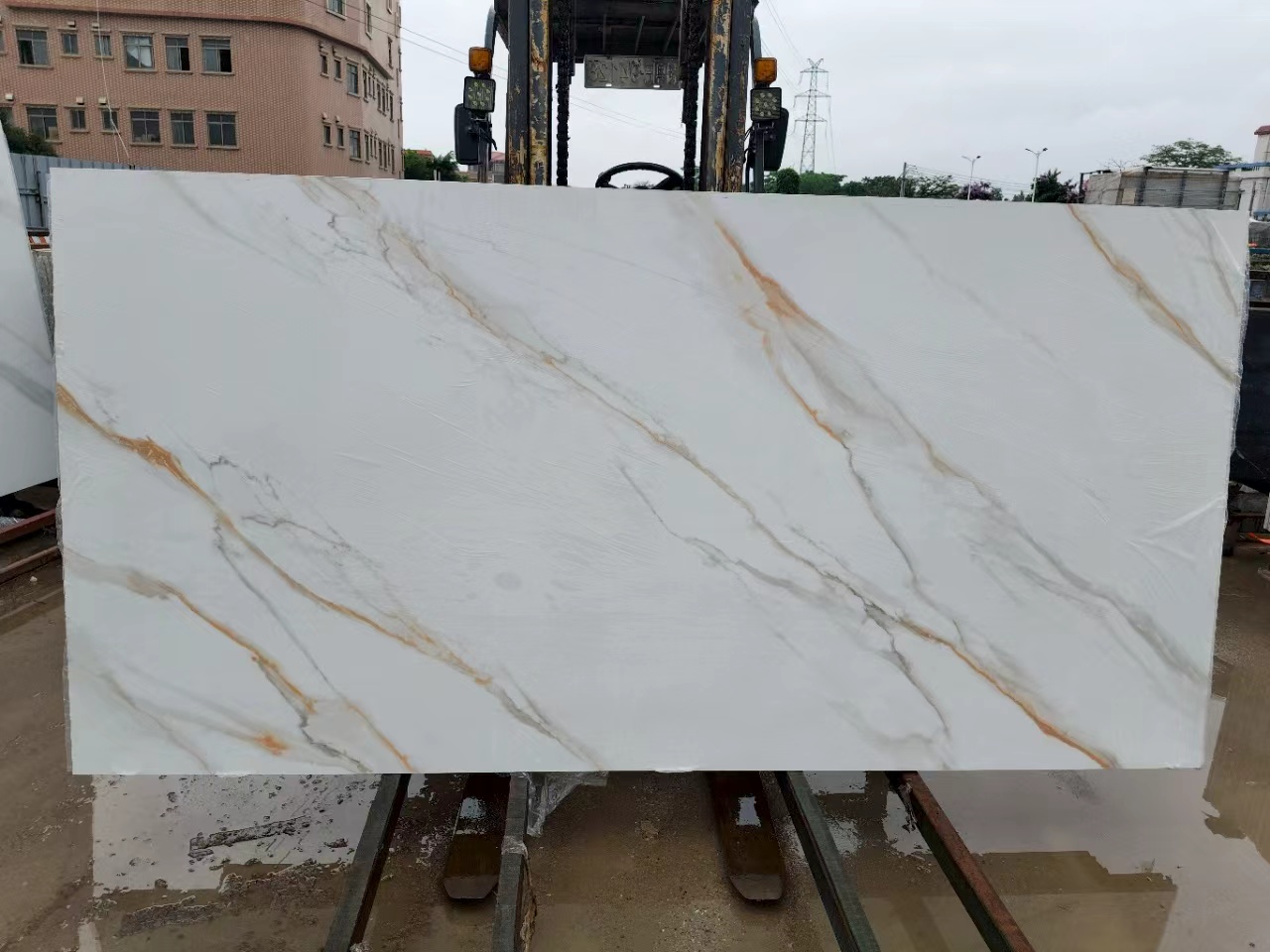 Sintered-stone slab with white background and gold and grey veining selected for the second table